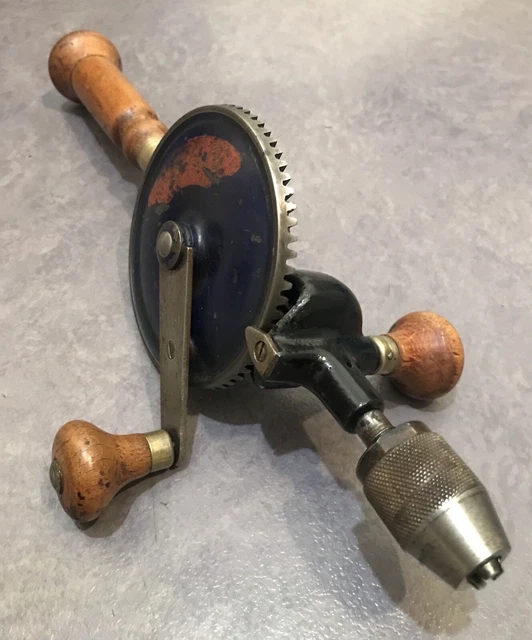 Chignole Ancienne – Perceuse à Main En Acier – Outil Bois Vintage – Fabrication France