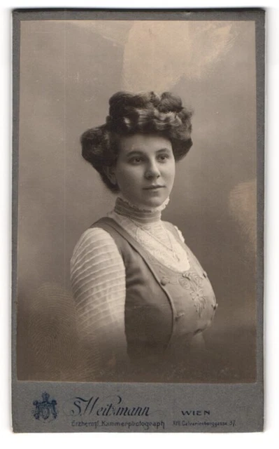 Photography S. Weitzmann, Vienna XVII., Calvarienberggasse 37, young woman with time