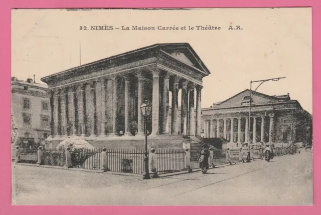 30 - NIMES - La Maison Carrée et le Théâtre