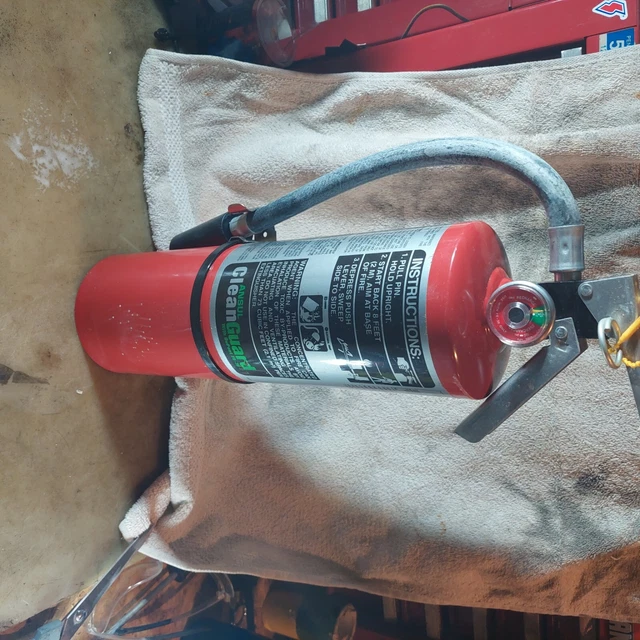 Ansul 4.75 Clean Agent Fire Extinguisher. With Bracket And Sign Ansul 4.75 Clean Agent Fire Extinguisher. With Bracket And Sign