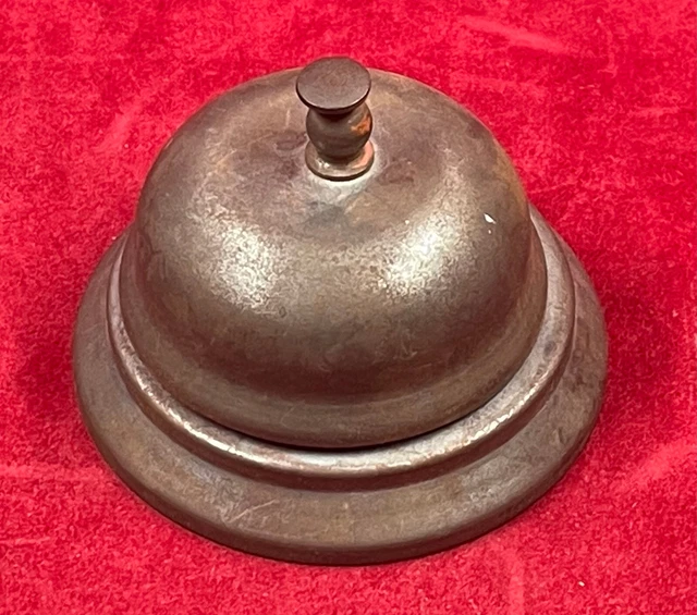 Cloche d'hôtel sur un socle en bois couleur acajou avec 9 cm de diamètre