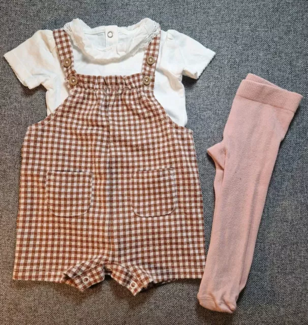 Baby Mädchen kurzer karierter Strampler, Weste & Strumpfhosen 0-3 Monate weiß braun Outfit 421