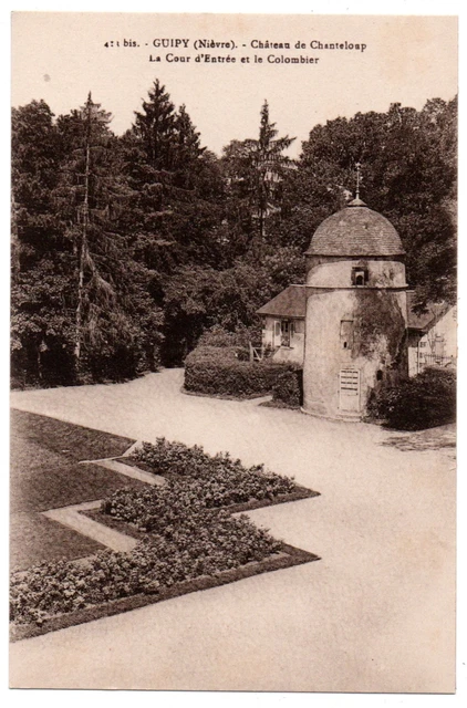 CPA 58 - GUIPY (Nièvre) - Château de Chanteloup. Cour d'entrée et le Colombier