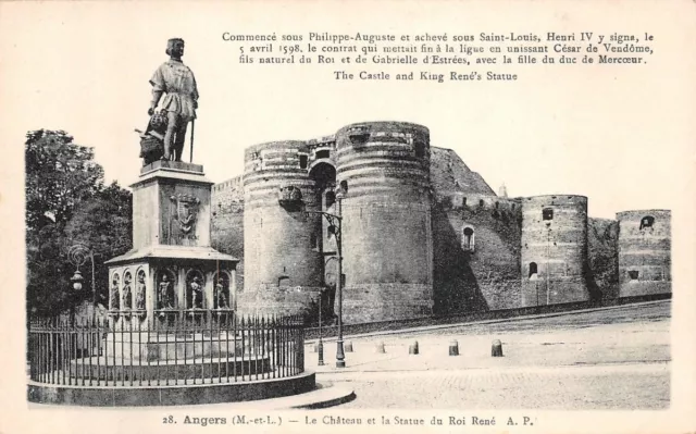 SAUMUR  - Le Château et la statue du Roi René