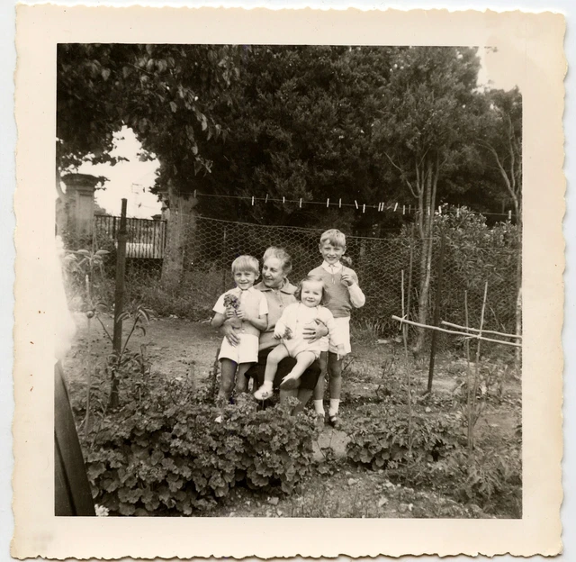 Portrait deux femmes robe à fleurs parc - photo ancienne an. 1960