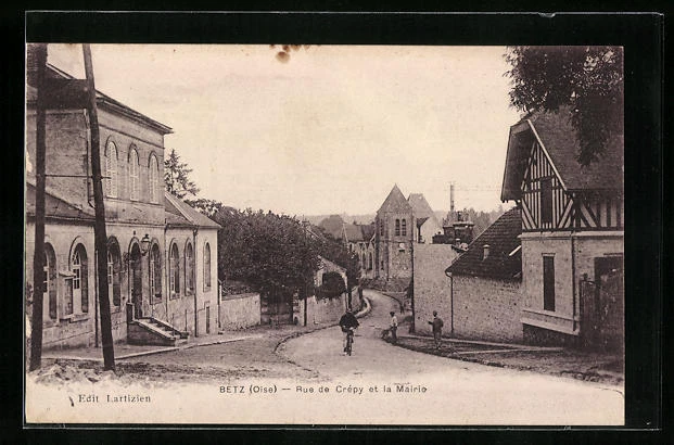 CPA Betz, Rue de Crepy et la Mairie