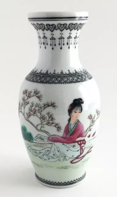 Vintage Chinesische Vase Mit Handbemaltem Bild Einer Jungen Frau In Einem Garten
