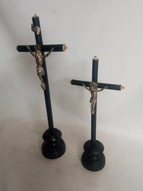 Lot de deux anciens crucifix laqués noirs Napoléon III en bois fin XIXe siècle