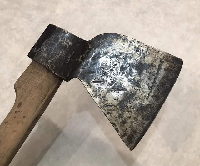 Hache Ancienne Forgée à La Main - Outil De Boiseur Ou Mineur - France
