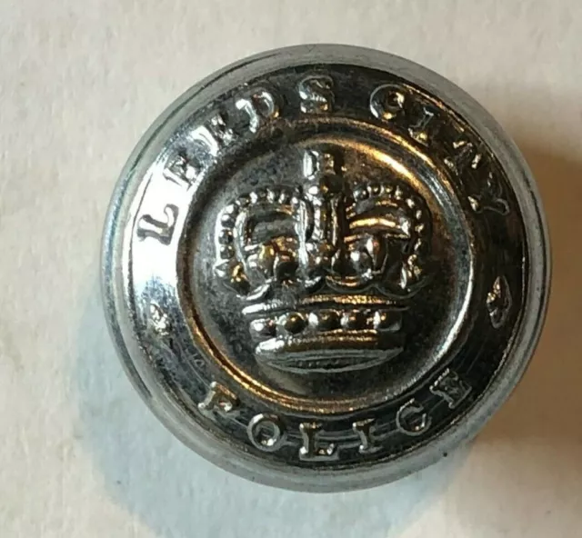 Leeds City police button 17 MM 1953-74 Obsolete Constabulary disbanded 1974