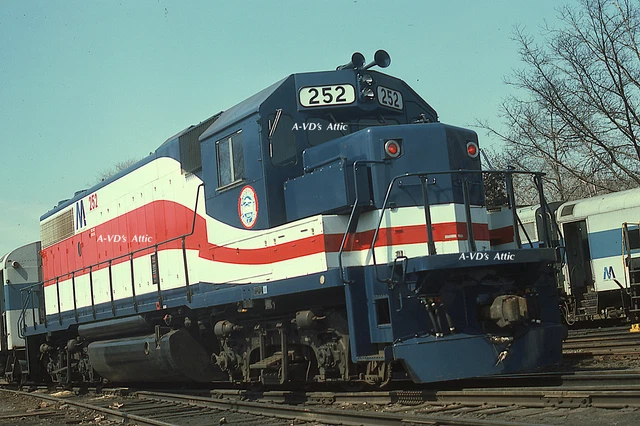 BIN  Orig slide LIRR Long Island EMD  GP38-2 252 VINTAGE Oyster Bay NY 1976