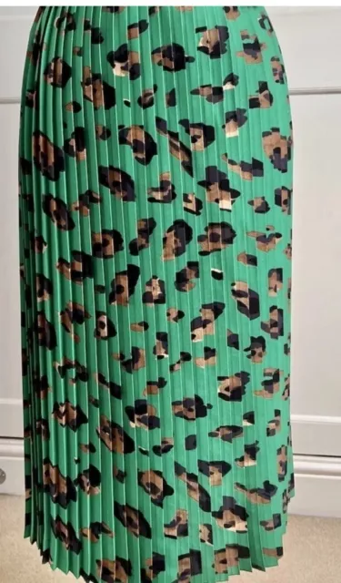 Green pleated skirt primark hotsell