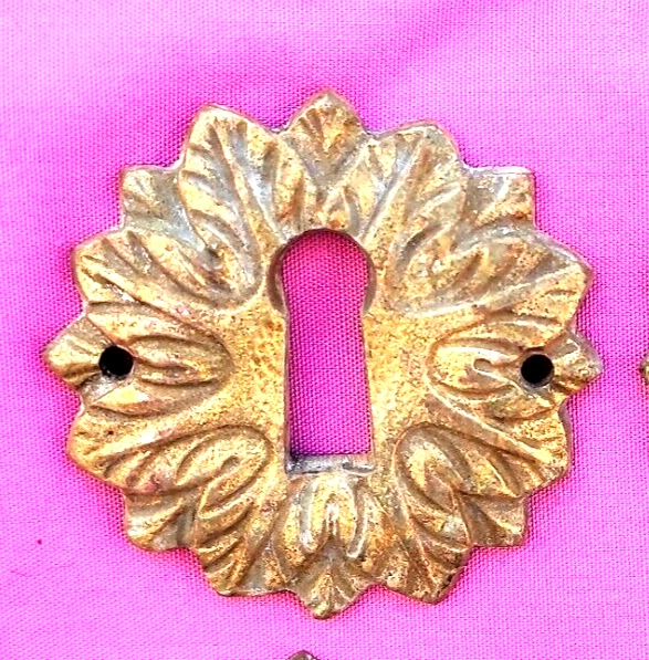 Ancienne Entrée De Serrure De Meuble En Laiton Doré - Années 1900 - Occasion