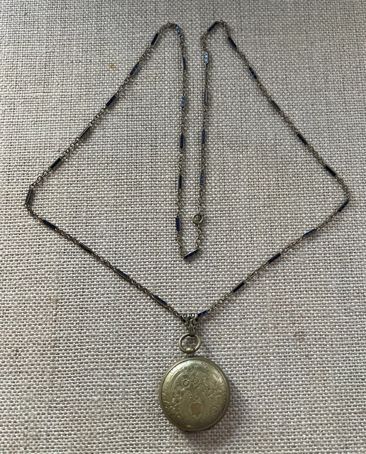 Antique enameled bar chain locket 30 inches (dw36) Antique enameled bar chain locket 30 inches (dw36)