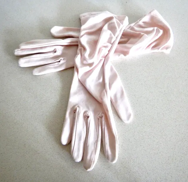 Lovely vintage pale pink ruched dress gloves size 6 (?)