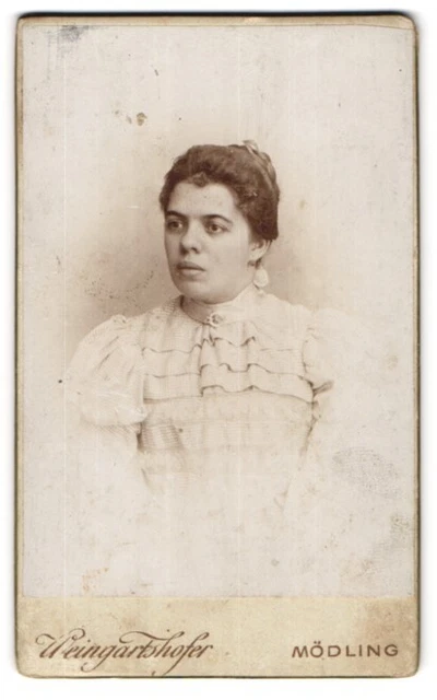 Fotografie Atelier Weingartshofer, Mödling, Hauptstrasse79, Junge Frau in weiße