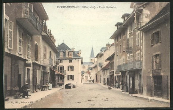 CPA Entre-Deux-Guiers, Place Centrale 1905
