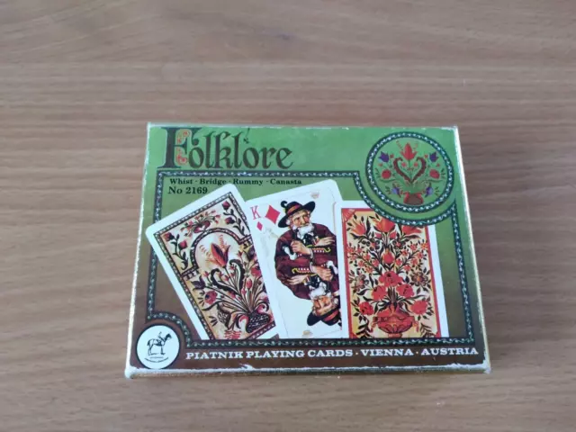 Cartes Piatnik, boite de 2 jeux de 52 cartes thème: Folflore.