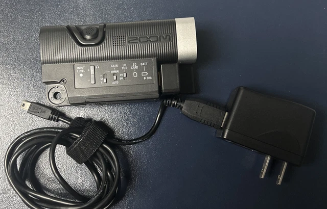 ZOOM HANDY VIDEO RECORDER Q4 with Cord NO BATTERY Good Shape See Photos