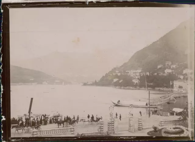 Italie, Lac de Côme, Vue du lac et d&#039;un quai, ca.1900, Vintage citrate prin