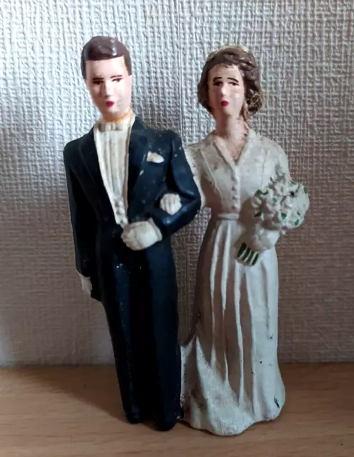 Ancienne figurine de mariés en "céramique" pour gâteau de mariage.