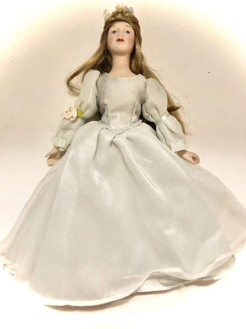VINTAGE FAIRY TALE CINDERELLA PORCELAIN AVON COLLECTOR DOLL~9-1/2”~1984 w/ STAND 10