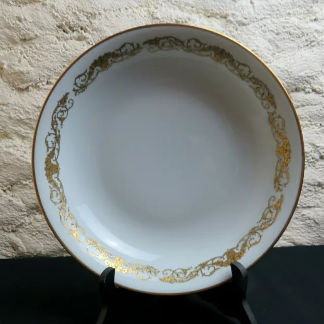 RAYNAUD LIMOGES :  plat rond creux en porcelaine modèle blanc et or