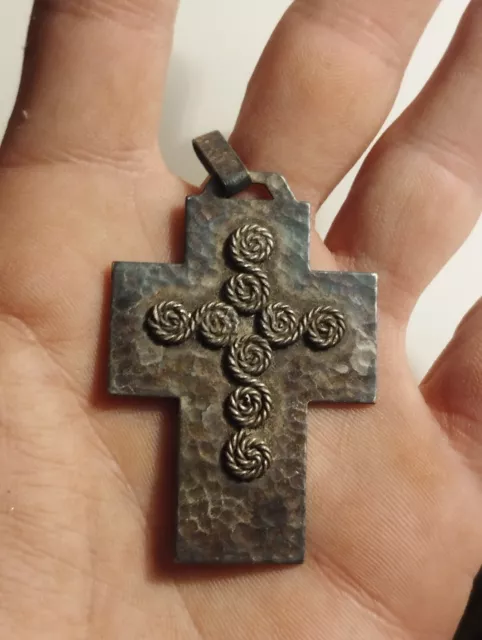 Belle croix Pendentif en métal argenté et martelé Style Jean Després année 60