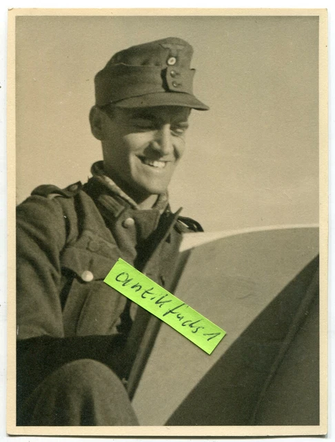 Portrait-Foto :  WH-Soldat der Gebirgsjäger mit Feldmütze im 2.WK