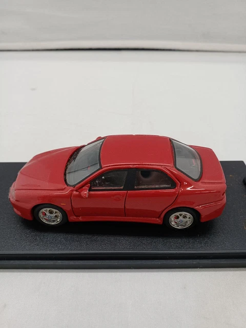 Véhicules miniatures bleus Alfa Romeo 1:43