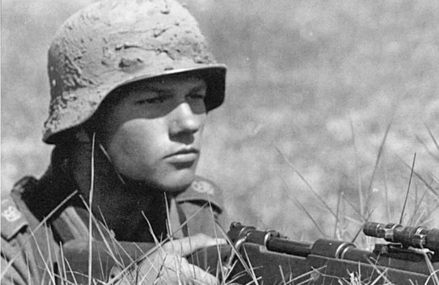 WW2 Photo, German Soldier with K98 Mauser WWII Wehrmacht World War Two / 2265