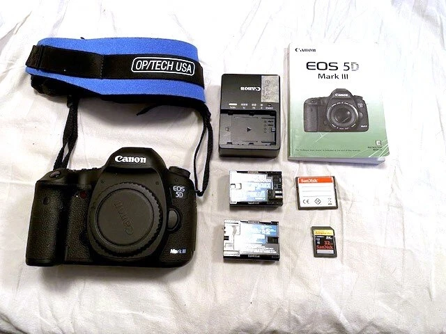 MINT Canon EOS 5D Mark III 22 MP Digital Camera Shutter Count ~1400 + 2 batts