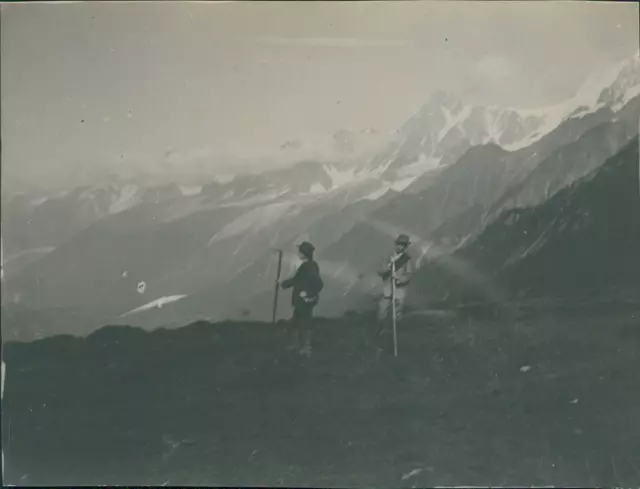 France, Col de Voza (Haute Savoie). 2 alpinistes  Vintage silver print. Photo lé