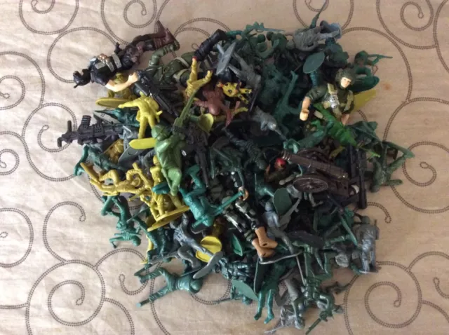 Very large lot of plastic toy soldiers vgc