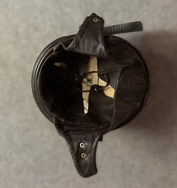 Ancien casque moto recouvert de cuir RF Breveté années 50 - Équipement moto Ancien casque moto recouvert de cuir RF Breveté années 50 - Équipement moto