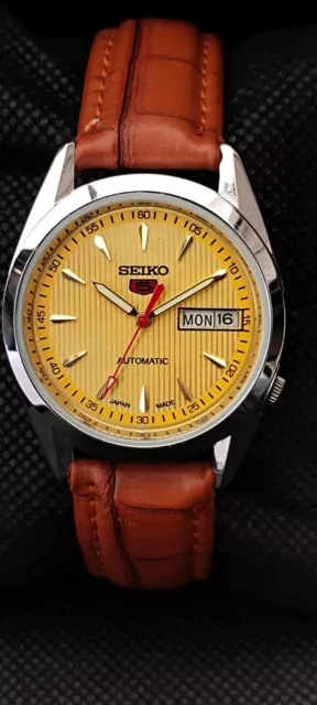 Vintage Seiko 5 Automatic Japan Made Day Date Men's Wrist Watch Looking Good