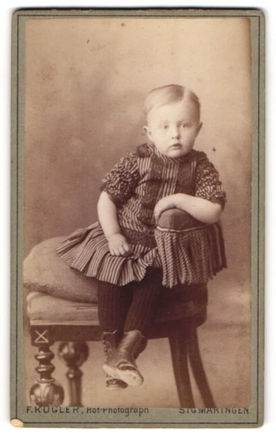 Fotografie F. Kugler, Sigmaringen, junges Mädchen im gestreiften Kleid mit Stru