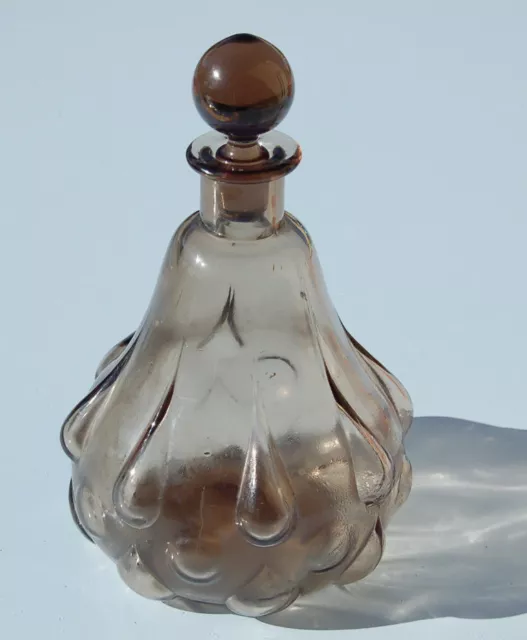 RARE ET ANCIENNE CARAFE EN VERRE SOUFFLÉ  LIQUEUR BISTROT GOUTTE en  RELIEF