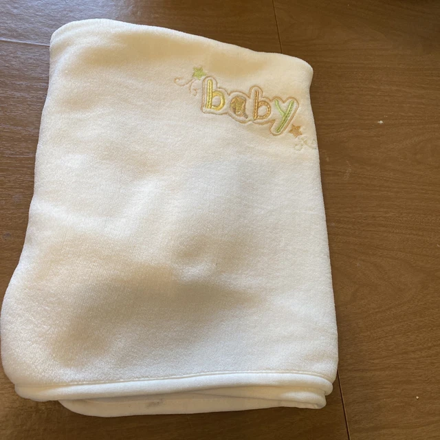 Manta de colección Baby Gear bordada ""bebé"" blanca con letra verde dorada amarilla