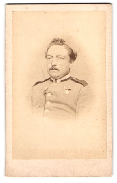 Fotografie Fotograf und Ort unbekannt, Portrait Uffz. in Uniform mit Orden und