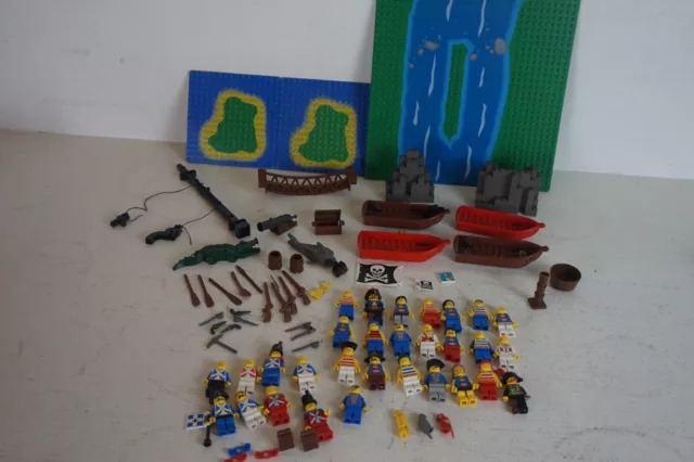 Lot Lego Vintage  Pirates   Plaques  / Accessoires  / 29 Figurines  / 5 Animaux