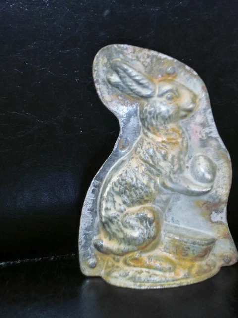 **alte antike Schokoladenform  Hase am Korb und Ei in der Hand um 1950
