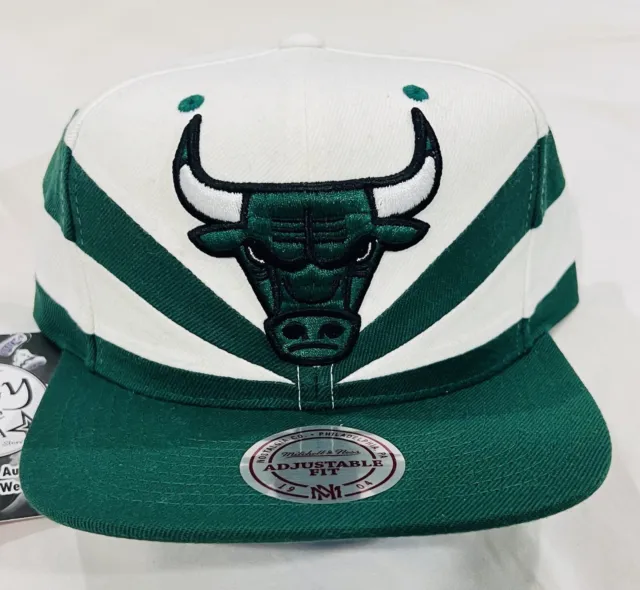 EXCLUSIVE MITCHELL & Ness Chicago Bulls White & Green Snapback Gree ...