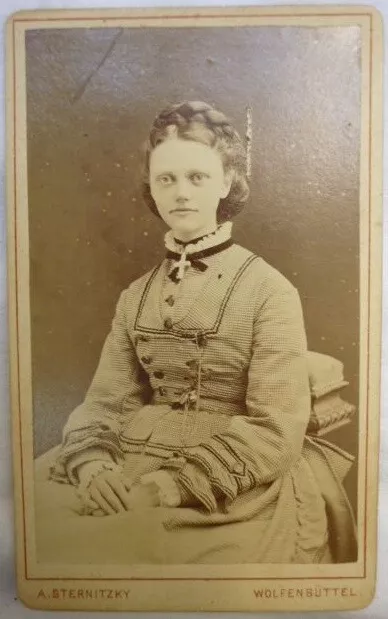 71. CdV Dame mit Kreuzanhänger & Hochsteckfrisur Sternitzky Wolfenbüttel um 1880