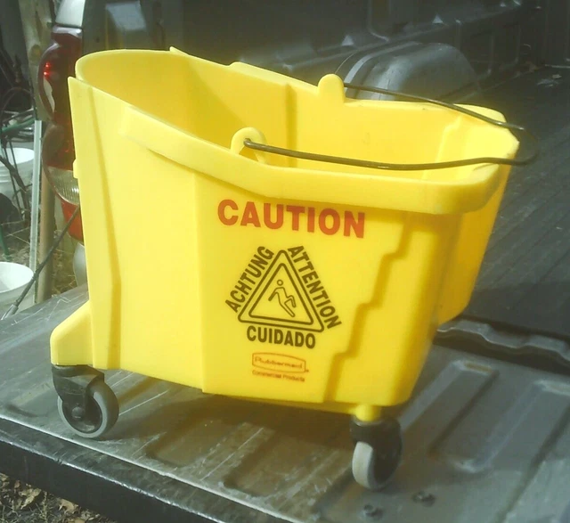 RUBBERMAID COMMERCIAL PRODUCTS mop bucket with rubber wheels, 5 gallon