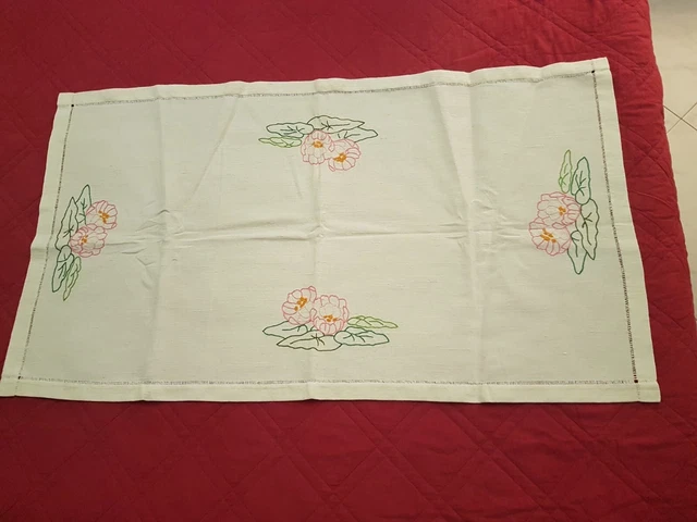 Centrotavola in stoffa di cotone antico grezzo. Dimensioni 99 x 56 cm.