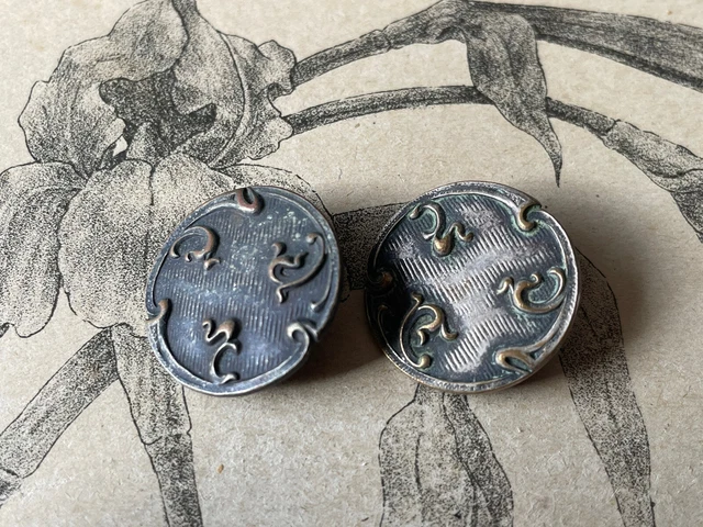 Ensemble de 2 boutons anciens en métal décor rocaille Collection
