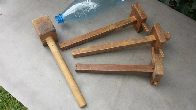 Lot anciens outils de menuisier en bois : 3 TRUSQUINS et 1 maillet. Bel état.