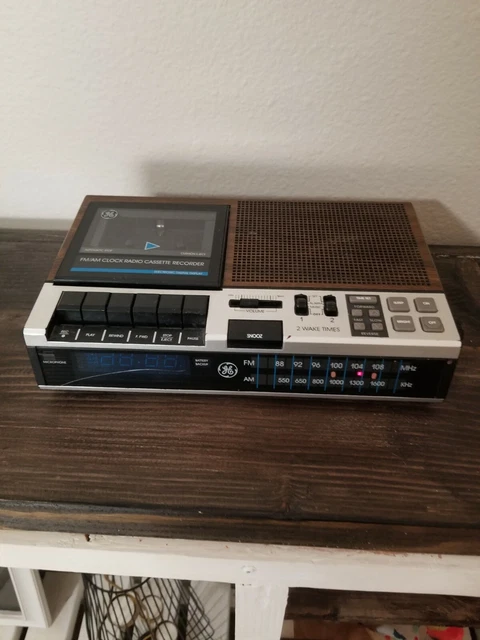 Vintage  General Electric 7-4956B AM-FM Cassette  Alarm Clock Radio READ DESCRIP