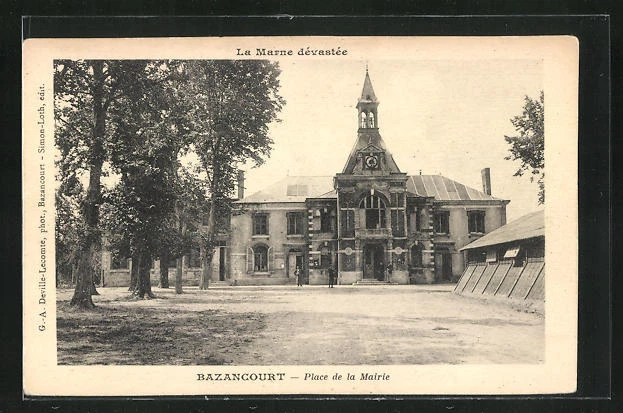 CPA Bazancourt, Place de la Mairie, vue partielle avec Hôtel de Ville